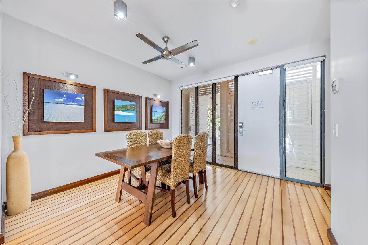 Appartamento Seas The Day At The Marina Airlie Beach Esterno foto